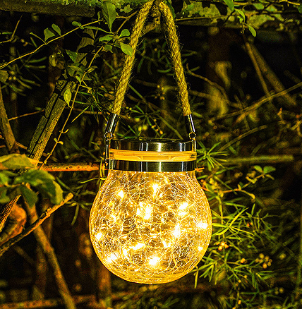 Sfrutta al meglio le lampade ad energia solare per creare un'atmosfera calda e accogliente sul balcone.