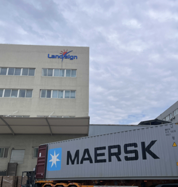 Il carico e la spedizione dei container al mattino presto iniziano a Landsign