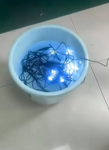 Le lampadine del ponte sono sottoposte a test di impermeabilità immerse in acqua